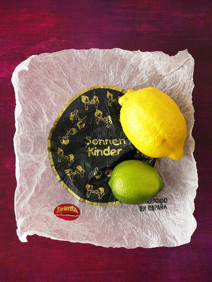 Zitrone und Limette auf Einwickelpapier