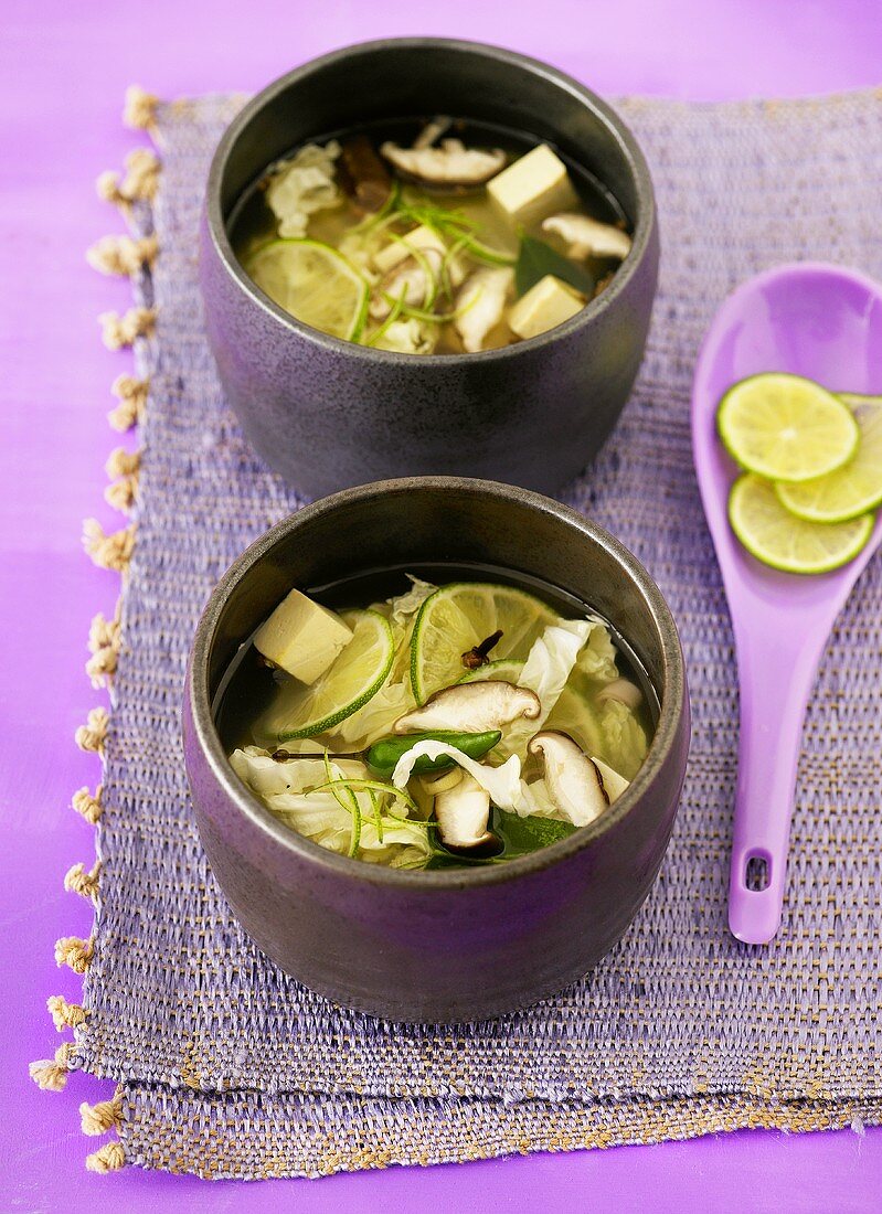 Scharfe Limettensuppe mit Tofu und Pilzen