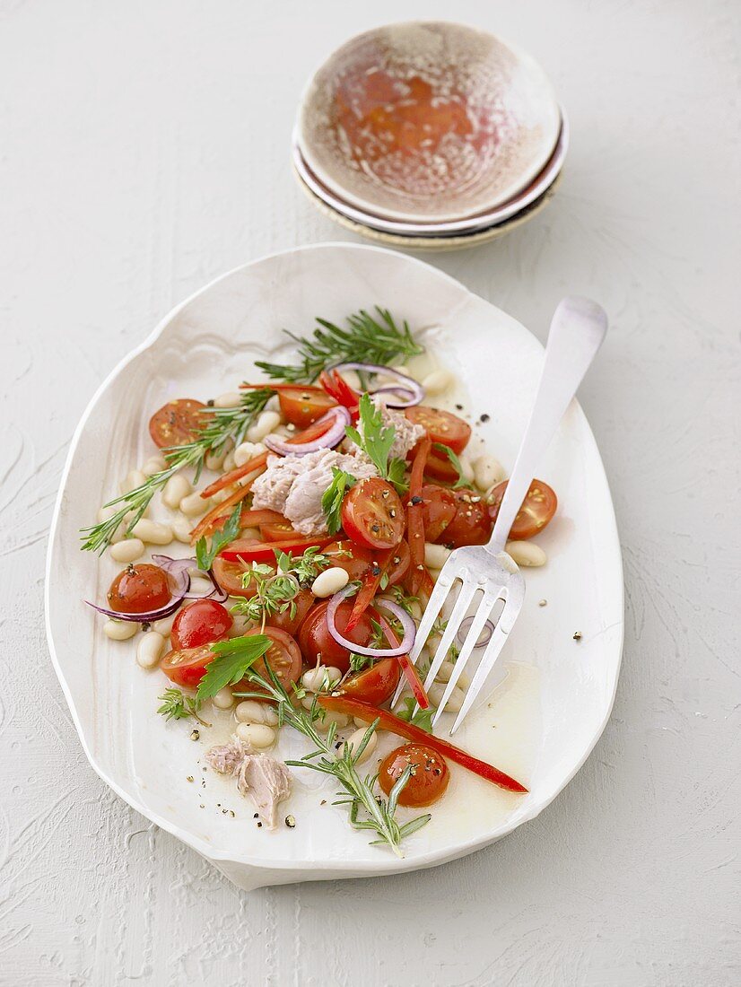 Tomatensalat mit Thunfisch und Bohnen