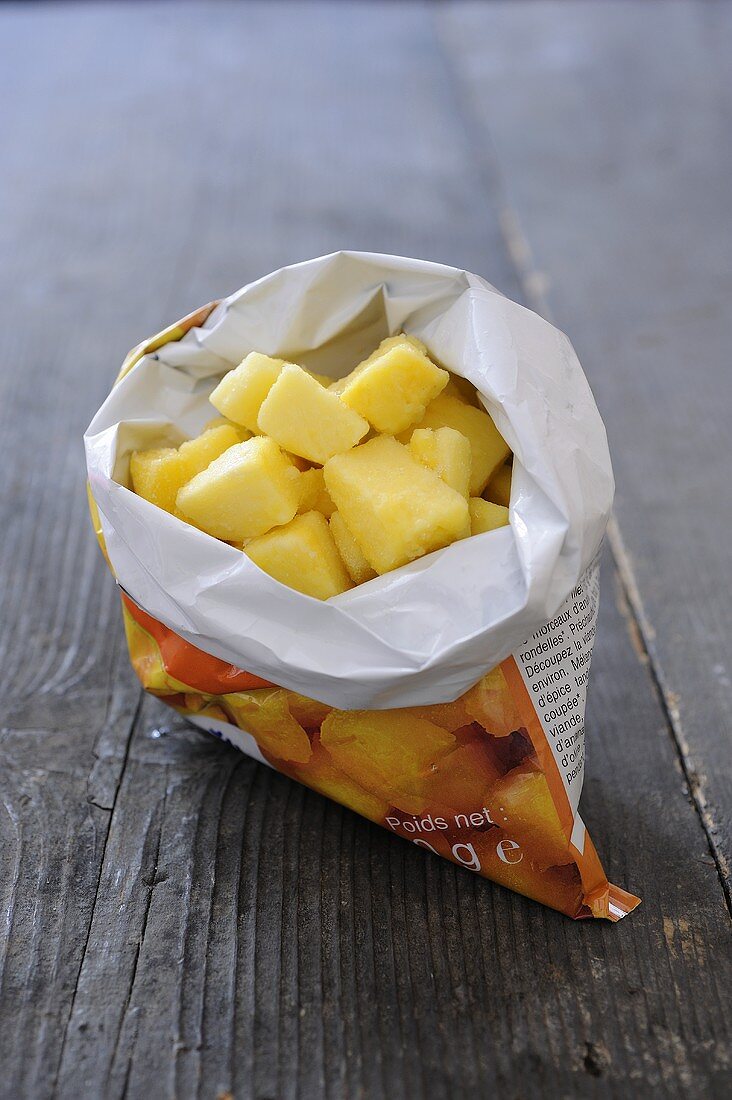 Tiefgekühlte Ananasstücke in Verpackung