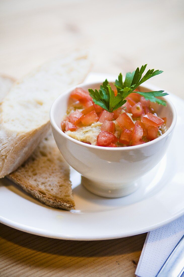 Hummus mit Tomatenwürfeln, Brot