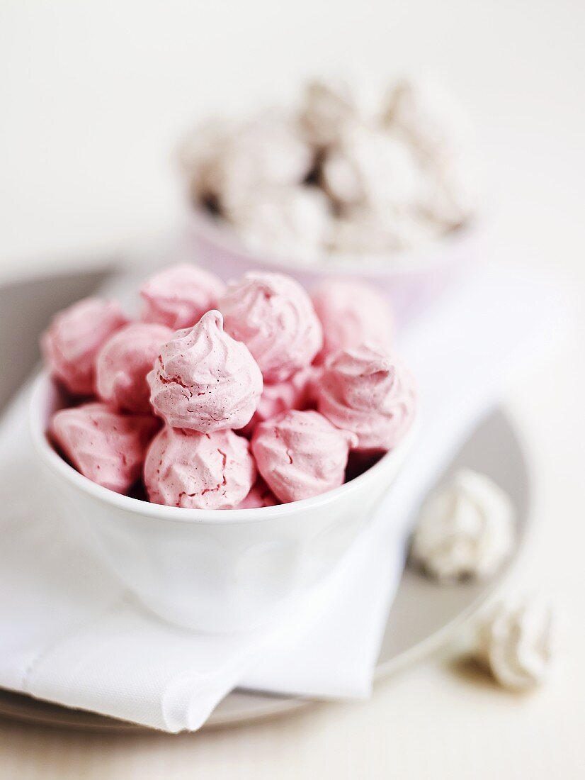 Meringues in bowls