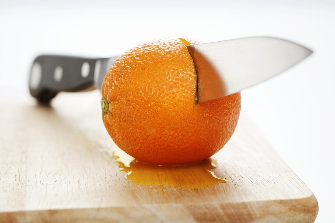 Messer steckt in Orange