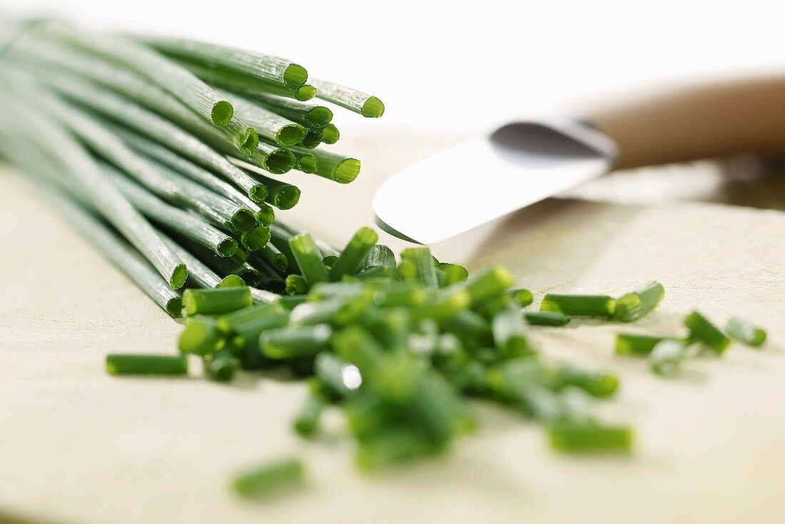 Chives, whole and snipped