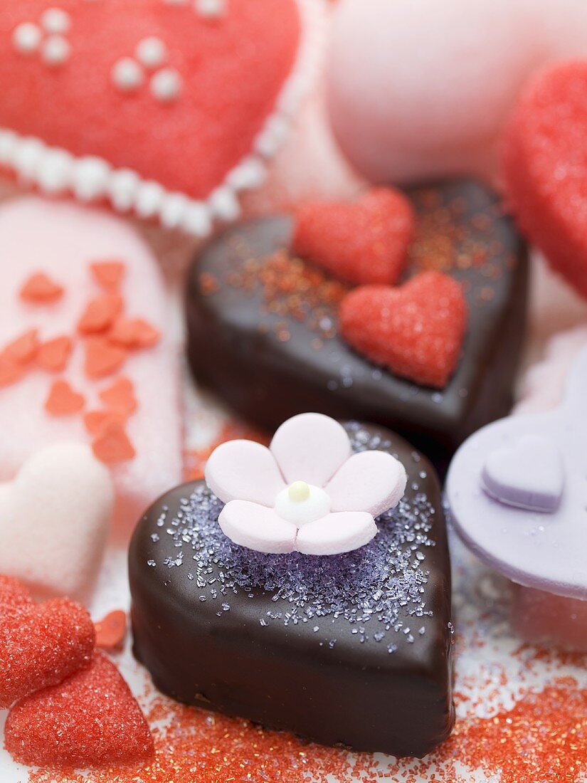 Verschiedene Zuckerherzen und Schokotörtchen zum Valentinstag