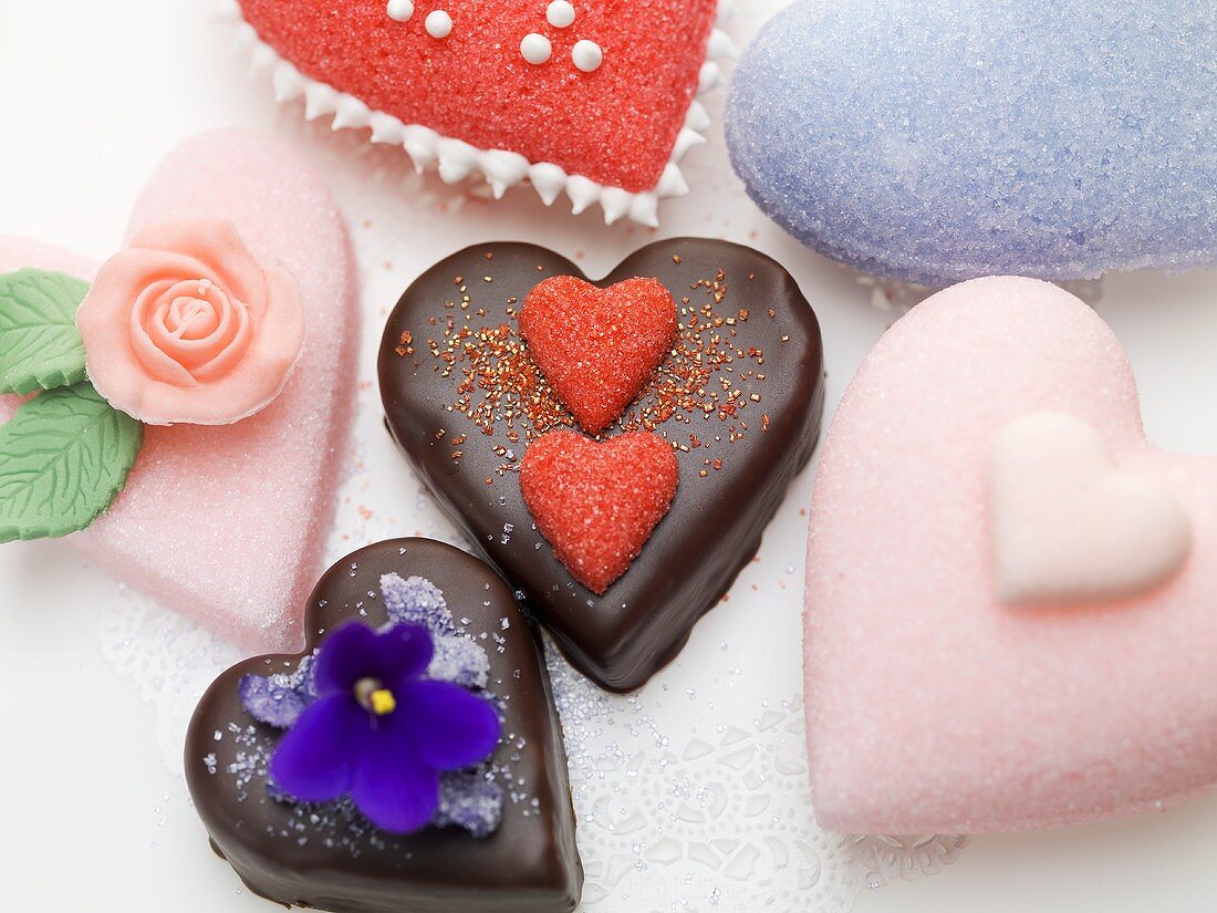 Verschiedene Zuckerherzen und Schokotörtchen zum Valentinstag