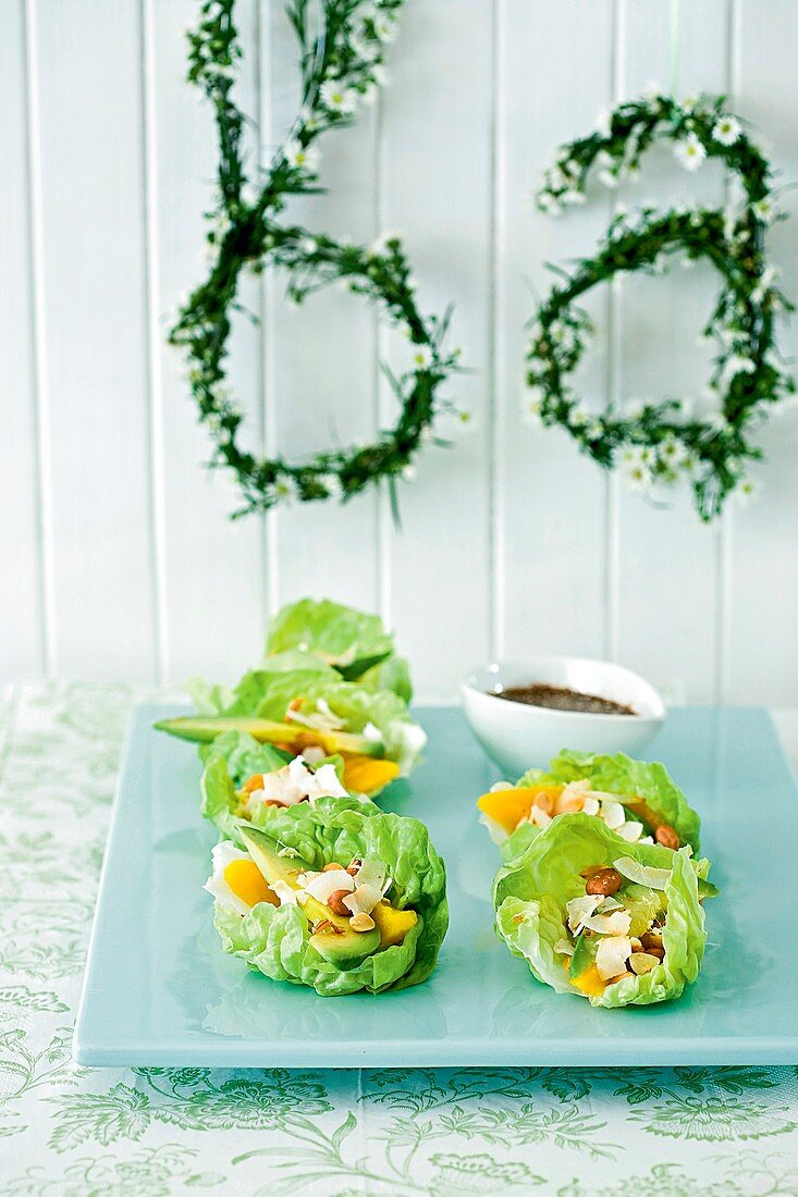 Lettuce leaves with avocado and nut filling (appetisers)