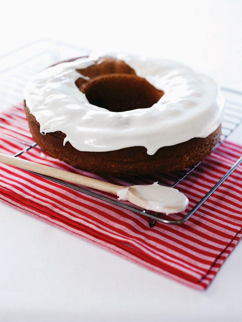 Iced cinnamon cake