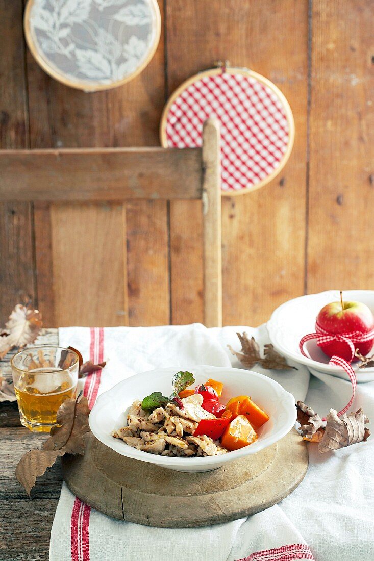 Hähnchenfilets mit Honig-Senf-Sauce auf braunem Reis