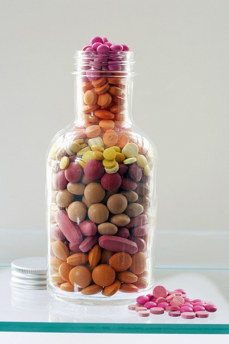 Verschiedene Tabletten in einer Flasche