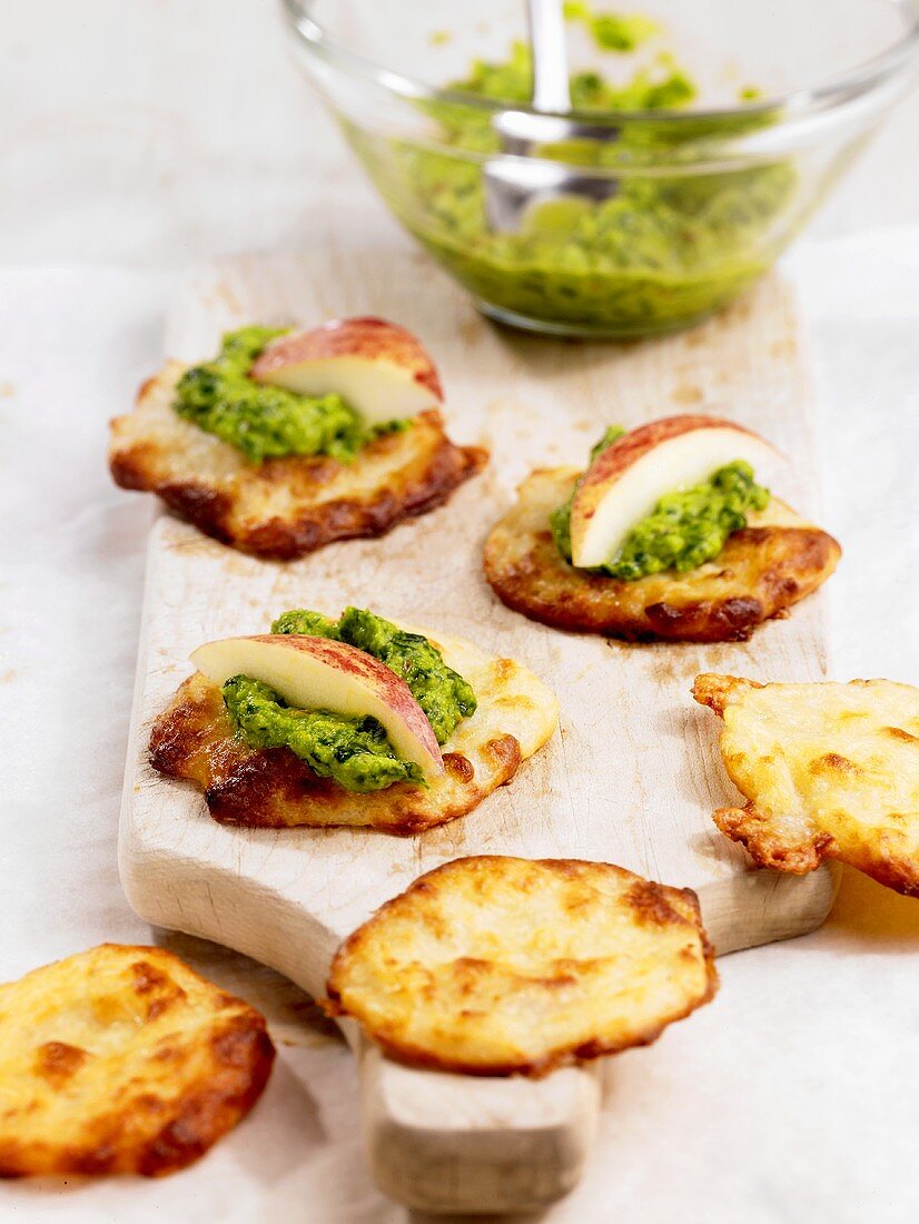 Käseplätzchen mit Bärlauchpesto und Apfelschnitzen