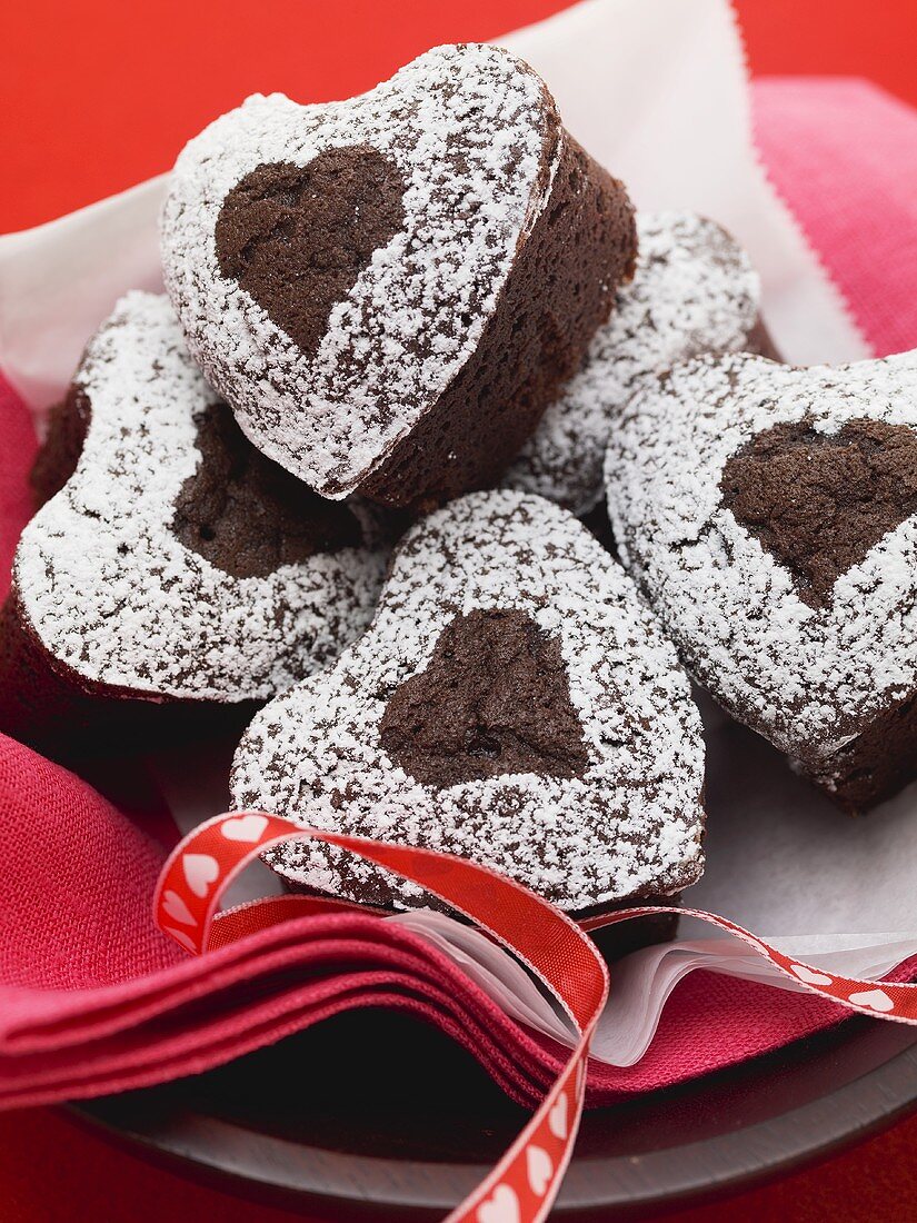 Chocolate hearts sprinkled with icing sugar