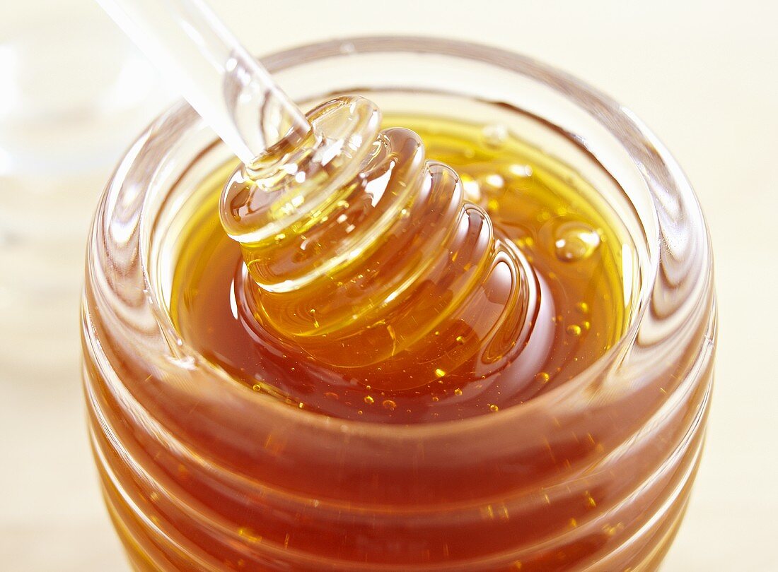 Honey in honey pot