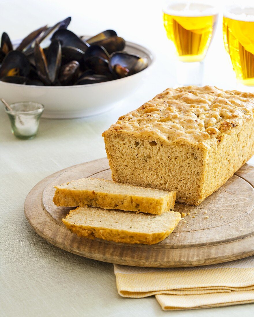 Beer bread, partly sliced, mussels