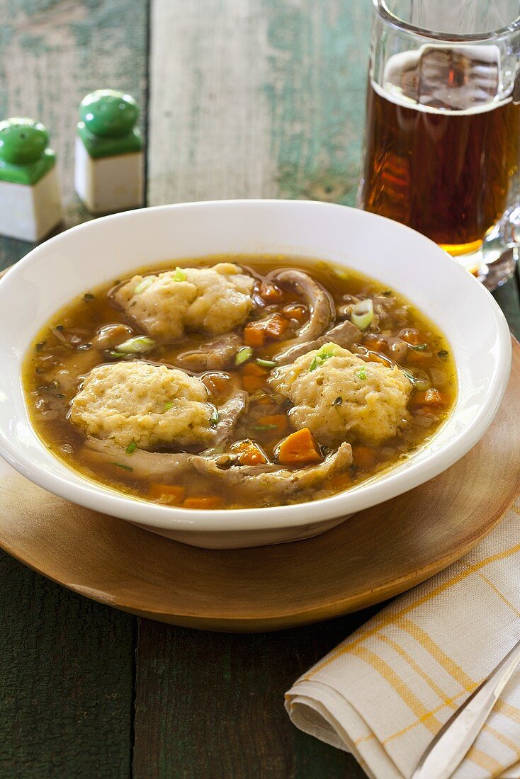 Gemüsesuppe mit Hühnerklösschen, Bier