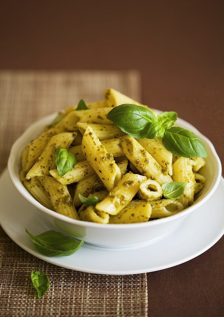 Penne mit Pesto und frischem Basilikum