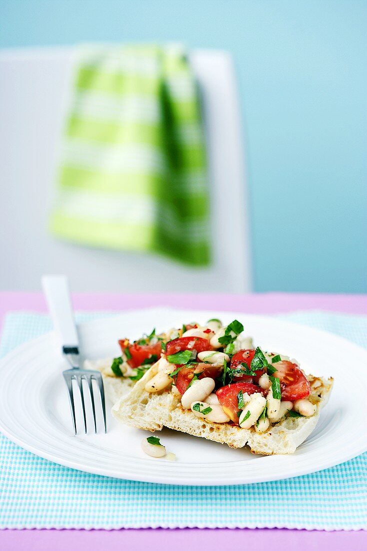 Fladenbrot mit Bohnen und Tomaten