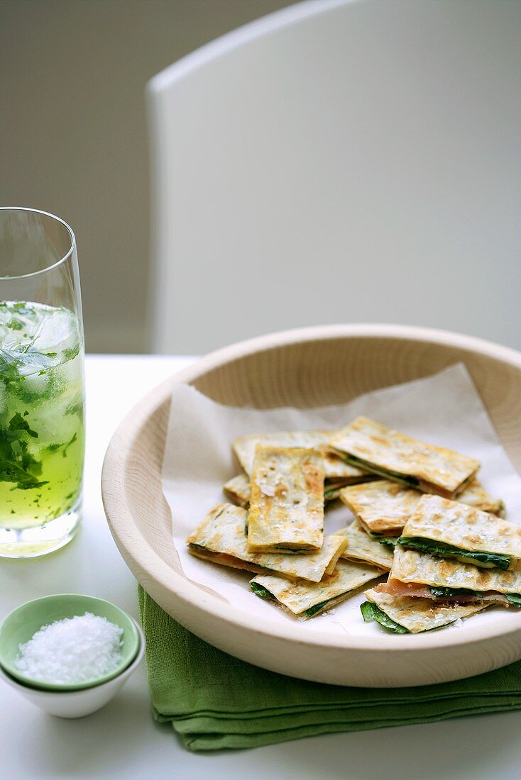 Piadina (Fladenbrot, Italien) mit Käse und Spinat