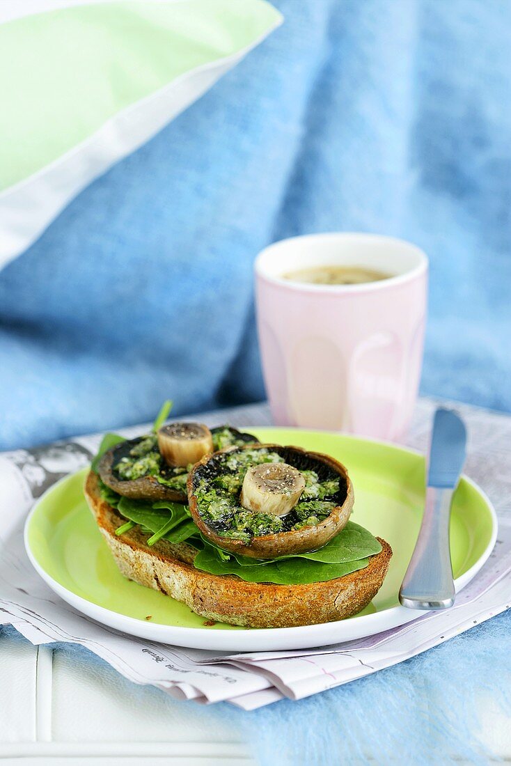 Brot mit Pilzen, Pesto und Spinat