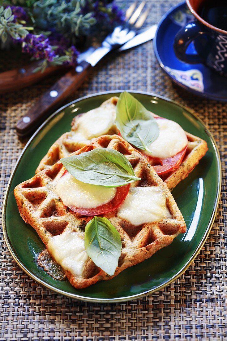 Kartoffelwaffeln mit Tomaten, Mozzarella und Basilikum