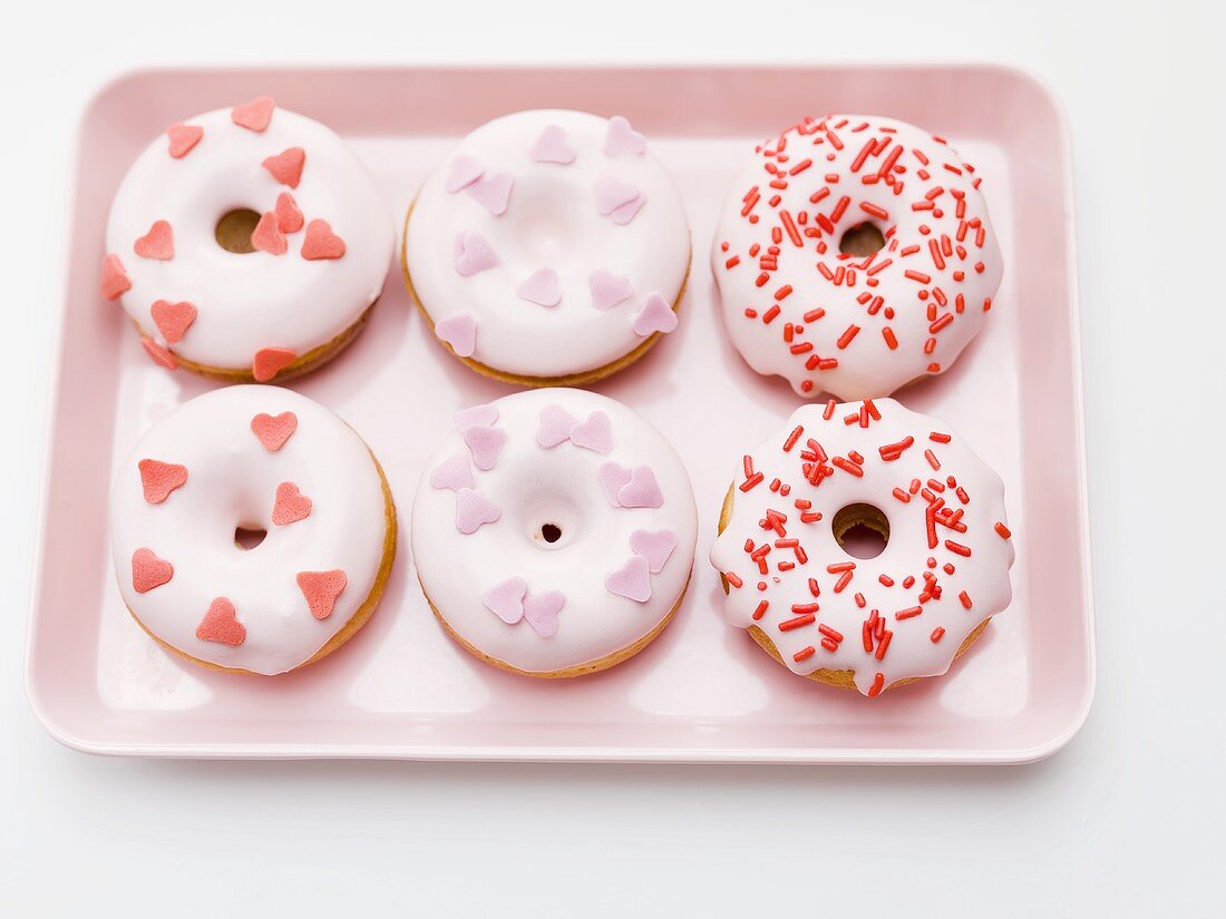 Verzierte Doughnuts zum Valentinstag