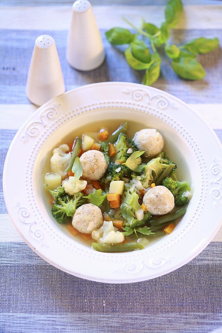 Blumenkohl-Brokkoli-Suppe mit Markklösschen