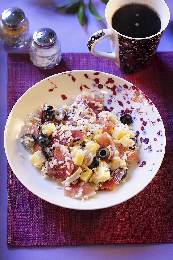 Reissalat mit Schinken, Käse und Oliven