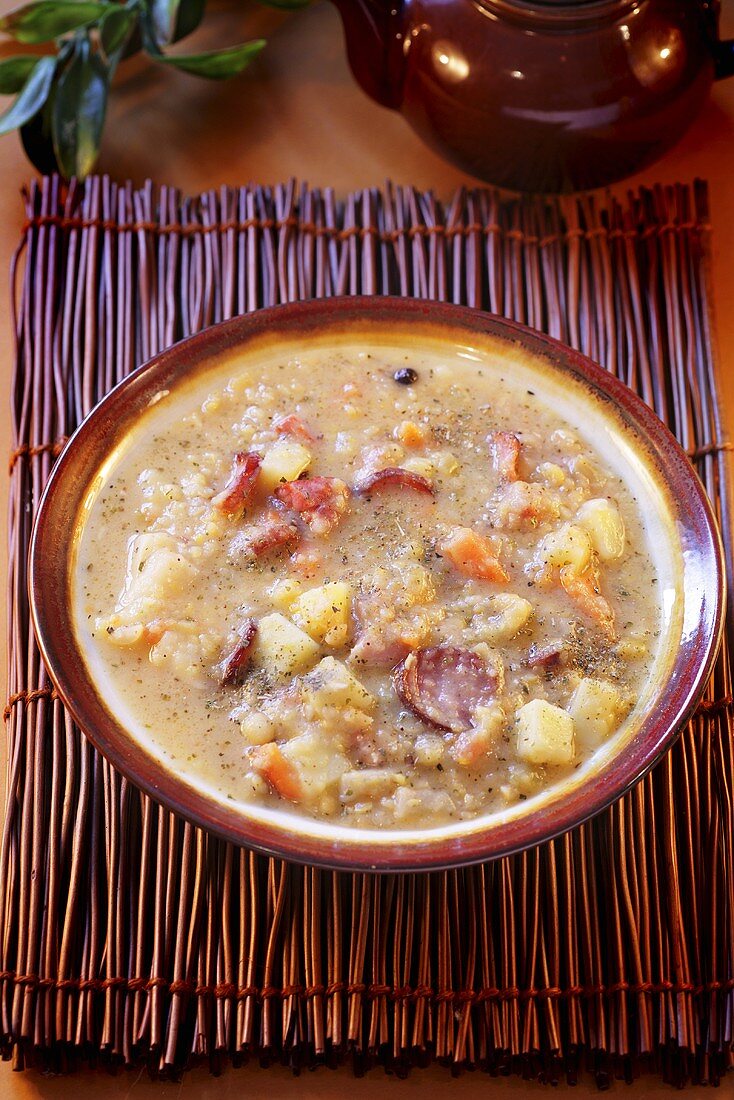 Erbsensuppe mit Wurst