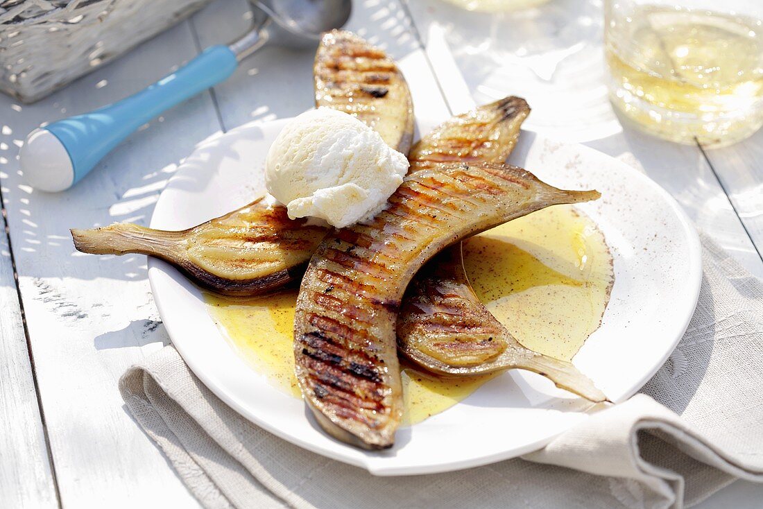 Gegrillte Bananen mit Honigsauce und Vanilleeis