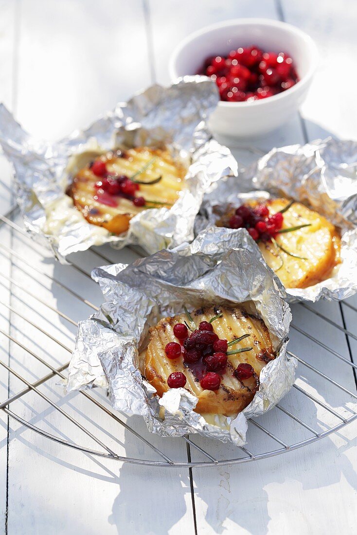 Goat's cheese with cranberries baked in aluminium foil