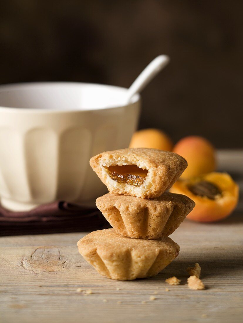 Mürbteigtörtchen mit Aprikosenmarmeladenfüllung (Gobeletti)