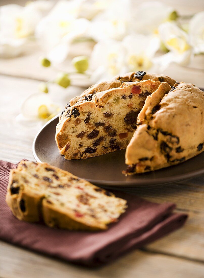 Pandolce genovese (Kuchen mit Rosinen, kandierten Früchten und Pinienkernen)