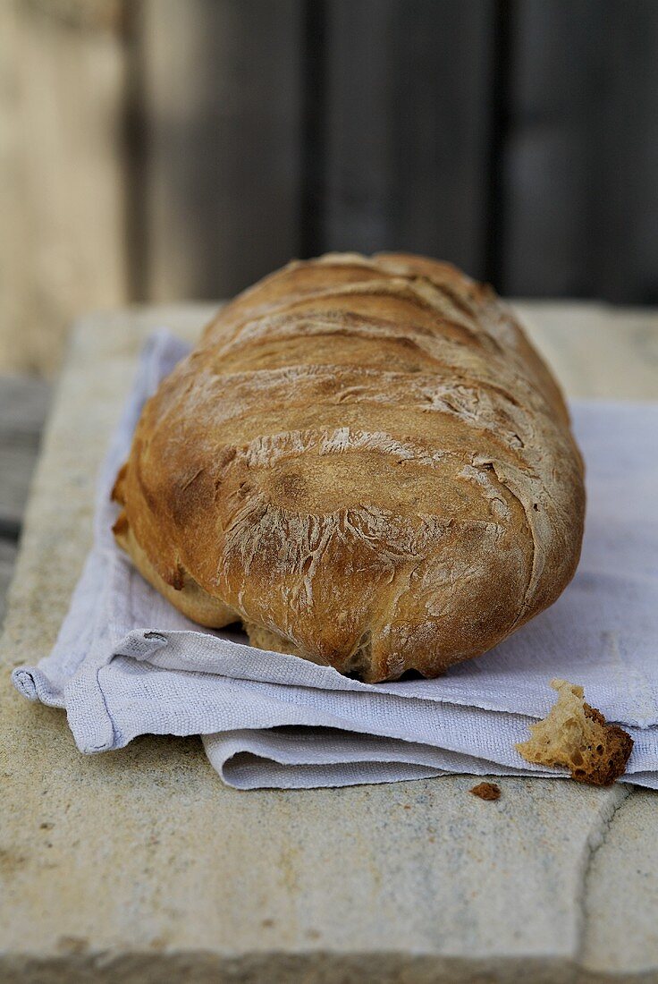 Rustikales Weißbrot auf Leinentuch