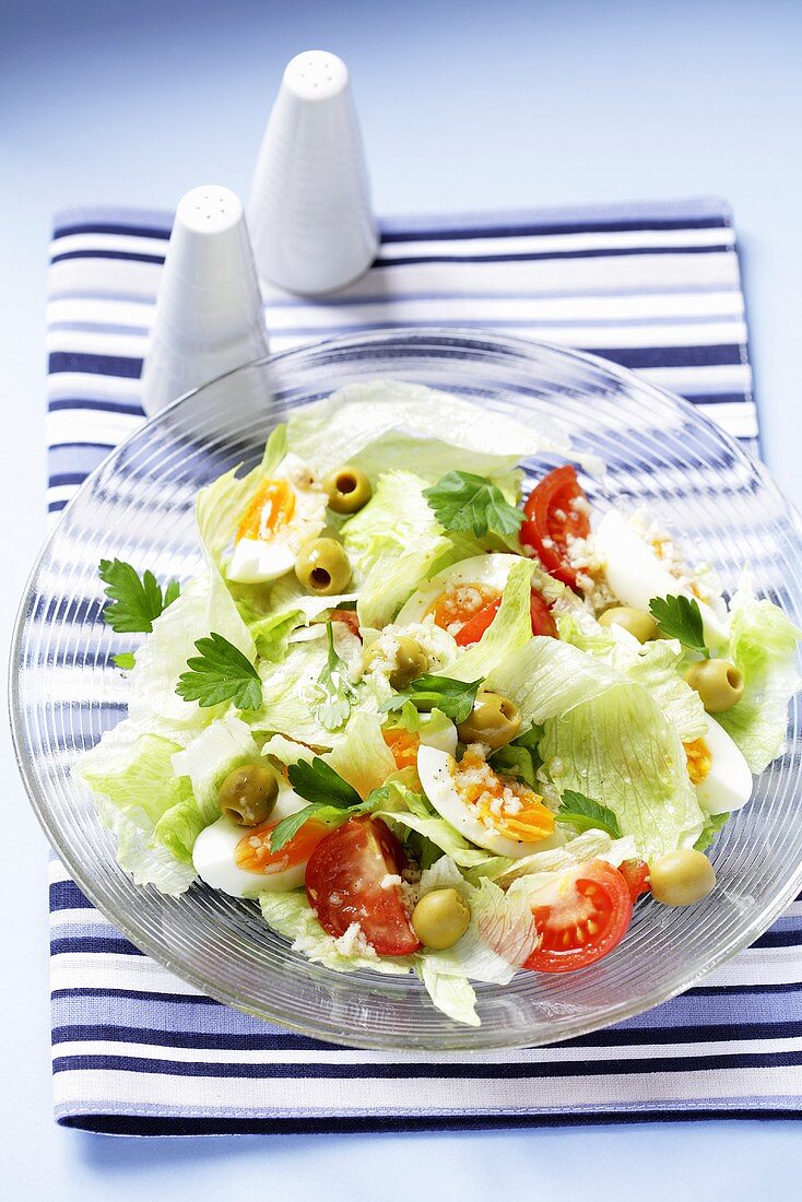 Blattsalat mit Ei, Oliven und Tomaten