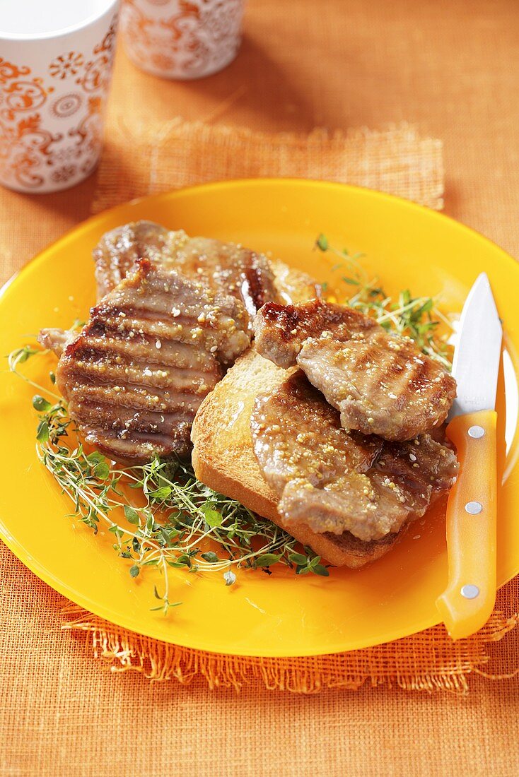 Grilled pork chops with toast