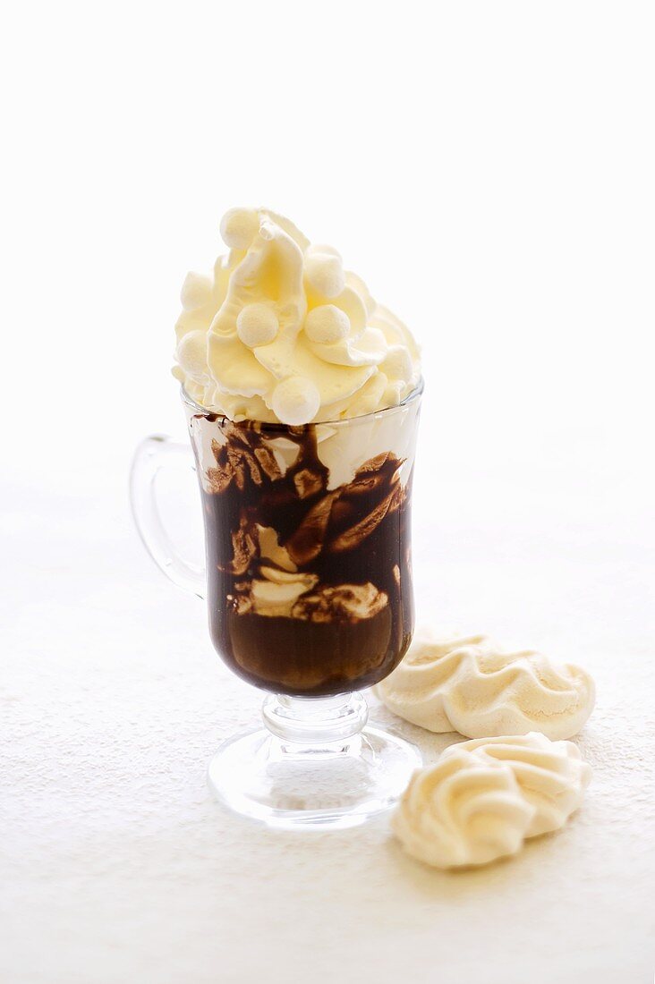Caffe meringa with meringue and chocolate sauce