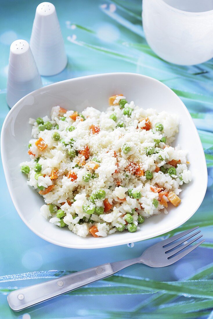 Risotto with peas, carrots and cheese