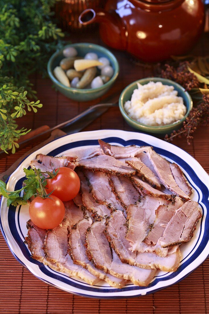 Schinkenplatte mit Essiggemüse und Meerrettichdip