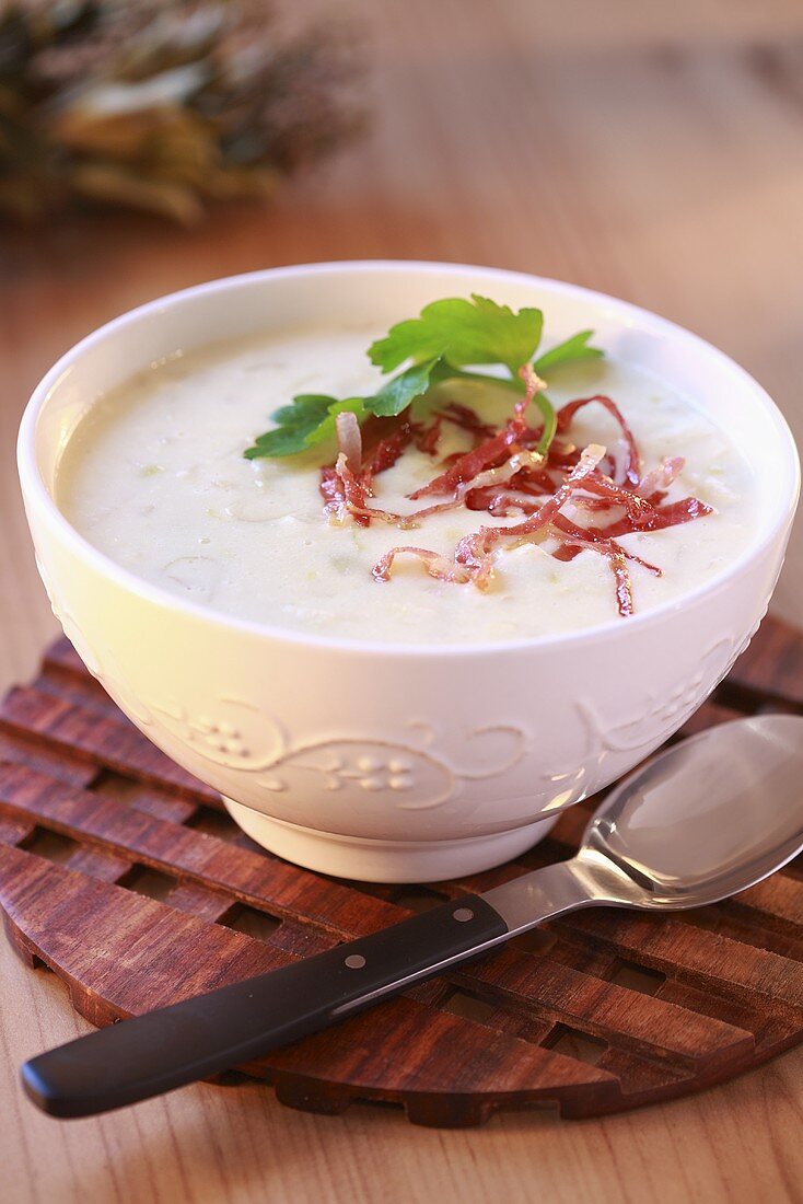 Meerrettichsuppe mit Speckstreifen