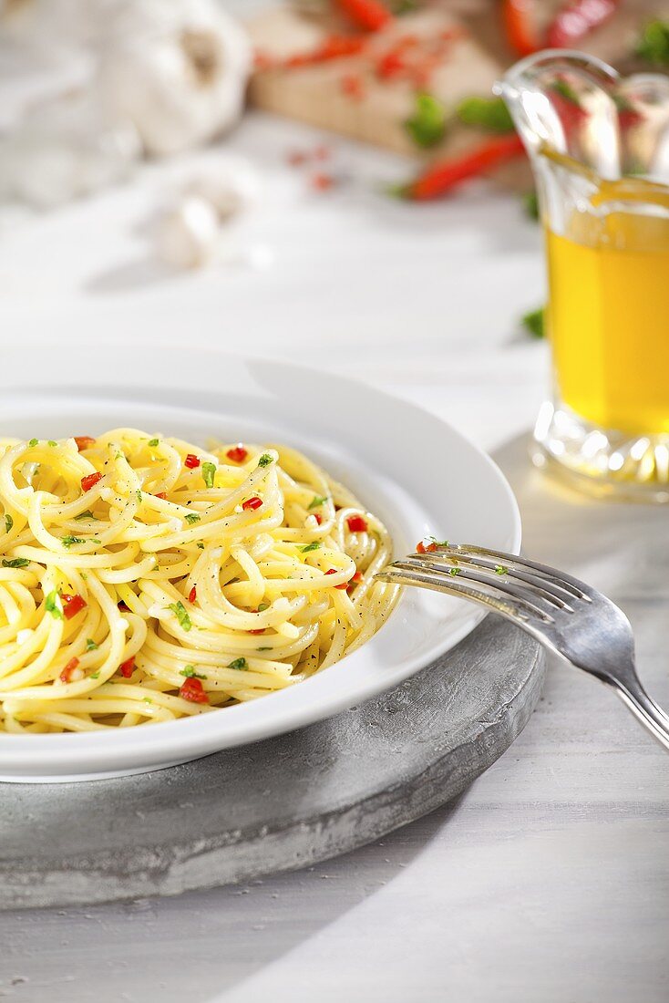 Spaghetti aglio, olio e peperoncino (Spicy pasta dish)