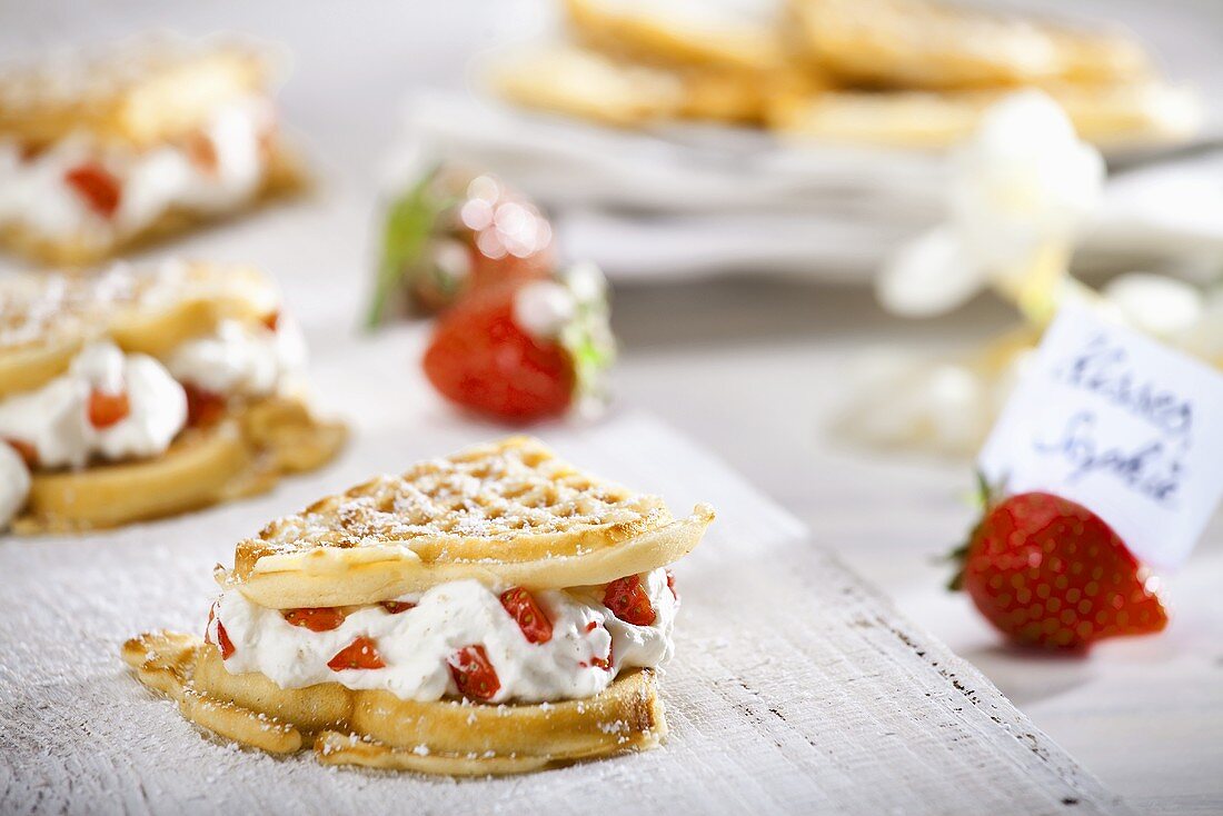 Waffeln mit Sahne und Erdbeeren