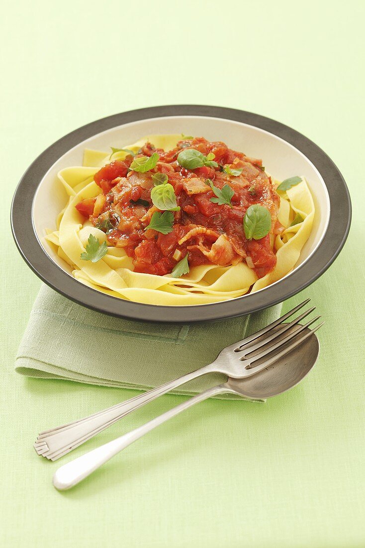 Tagliatelle all'amatriciana (Bandnudeln mit Specksauce, Italien)