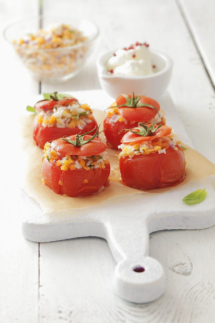 Tomaten aus dem Ofen mit Reis-Linsen-Füllung