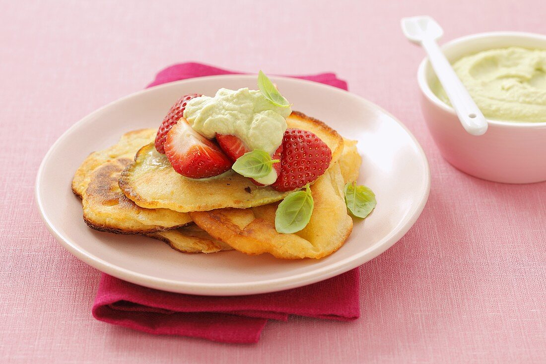 Pancakes mit Erdbeeren und Basilikummousse