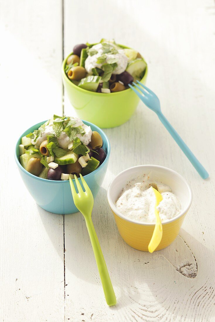 Gurken-Oliven-Salat mit Joghurtdressing
