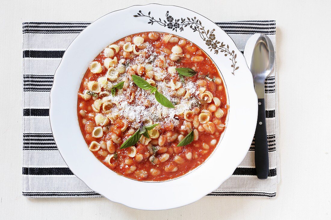 Zuppa di pomodoro e fagioli (Tomatensuppe mit Bohnen)