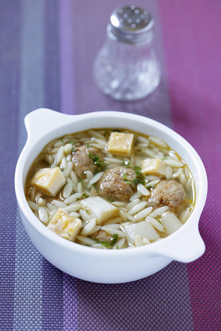 Sächsische Hochzeitssuppe mit Hackbällchen