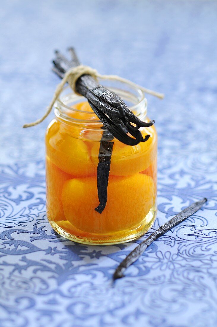 Bottled peaches in syrup with vanilla pods