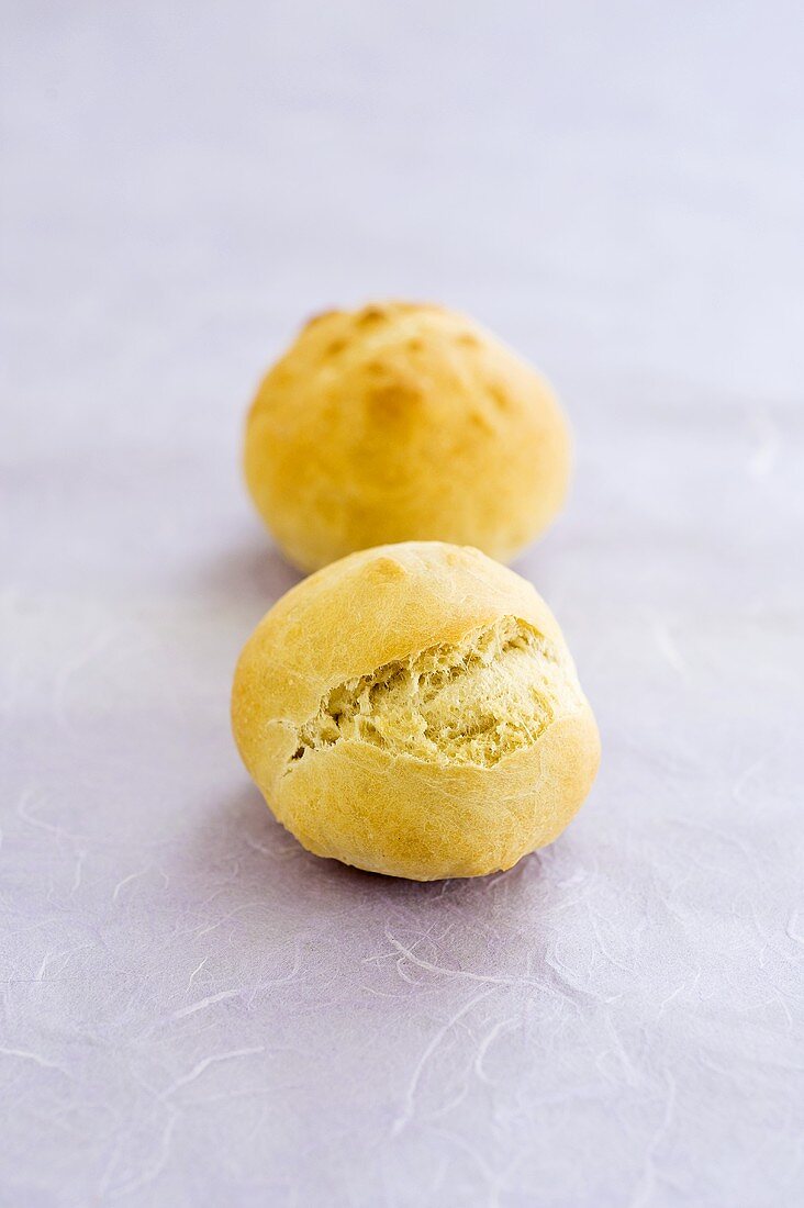 Two bread rolls (unsalted)