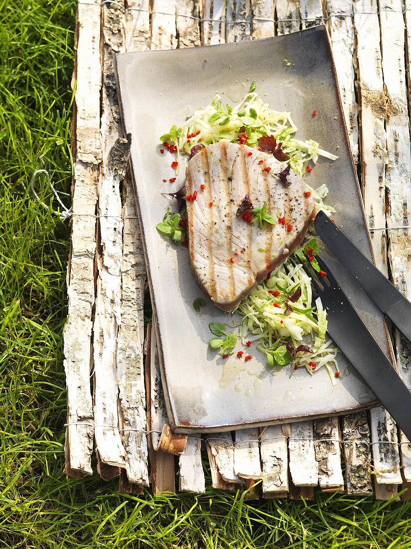 Gegrilltes Thunfischsteak mit Limetten-Spitzkohl